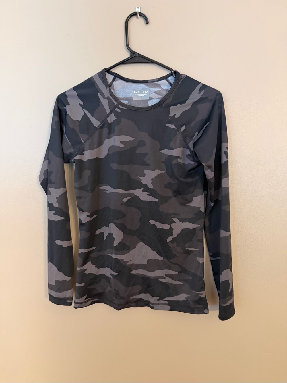 Athleta Black & Gray Camo Long Sleeve Performance Top